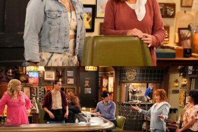 Reba McEntire on her RETURN to sitcoms and working with her boyfriend Rex Linn again