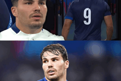 RUGBY – Antoine Dupont revient sur les terrains pour les phases finales de la Coupe du Monde… avec un masque futuriste digne d’un super-héros ! La France retient son souffle : miracle médical ou pari risqué ? Le XV de France entre espoir et angoisse.