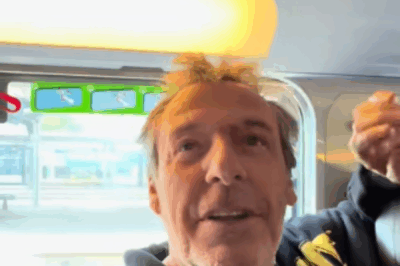 🤣 SCÈNE SURRÉALISTE DANS UN TGV ! Imaginez être coincé dans un train en panne… et que votre voisin de siège n’est autre que Jean-Luc Reichmann ! Face à la panique générale, sa réaction a transformé le cauchemar en un moment inoubliable pour tous les passagers. Un animateur en or ! ❤️ Le récit complet de cette aventure est à lire en commentaire ! 👇