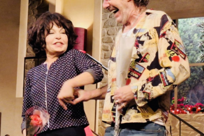 Jean-Luc Reichmann est de retour au théâtre dans la pièce Le Bracelet, diffusée ce mardi 23 décembre 2025 à 21h25 sur TMC. Au côté d’Isabelle Mergault, l’animateur interprète un prisonnier qui revient chez lui avec un bracelet électronique.